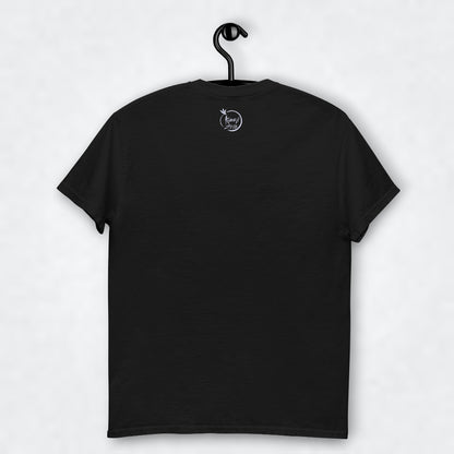 Camiseta mujer “La luna y el gato” en negro, vista de espalda plana con logo Kuzen Saha