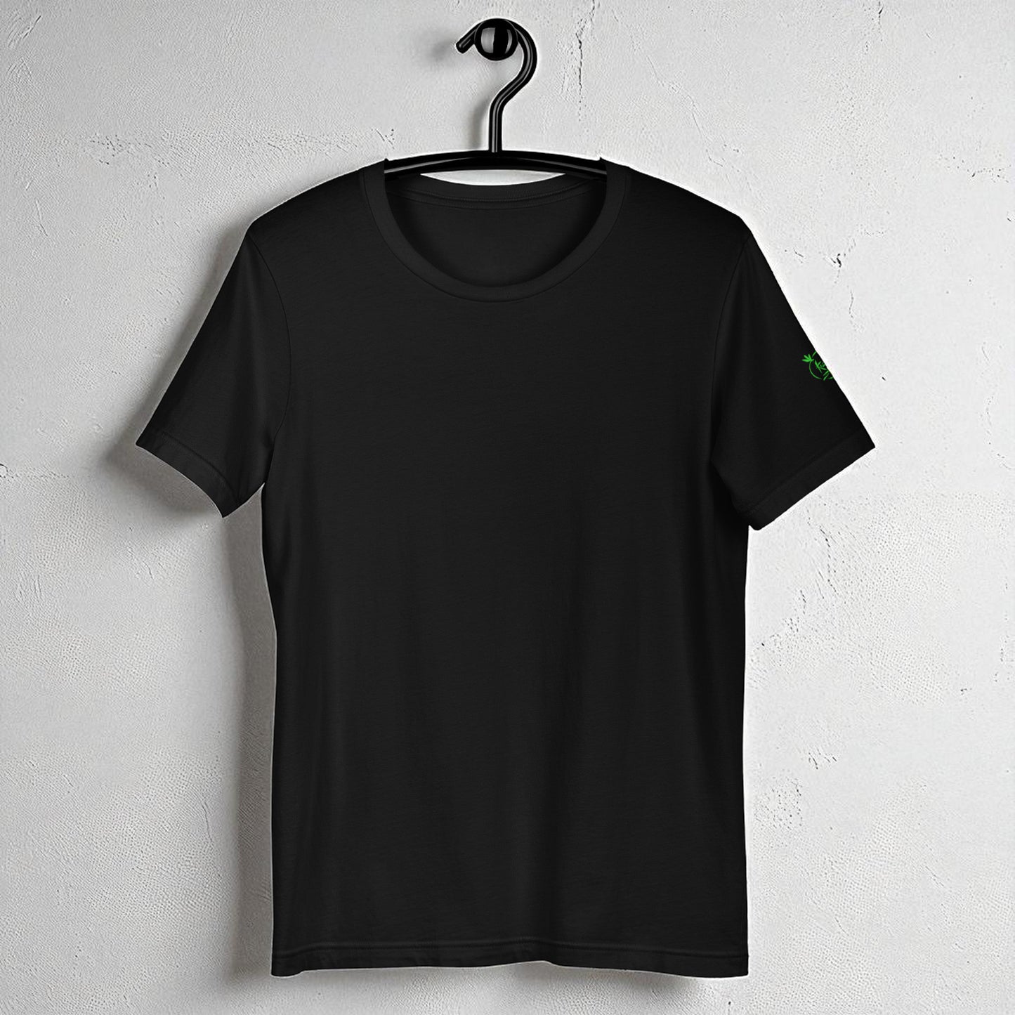 Camiseta negra básica colgada en percha, vista frontal sin estampado.Frase No me sigas en la espalda