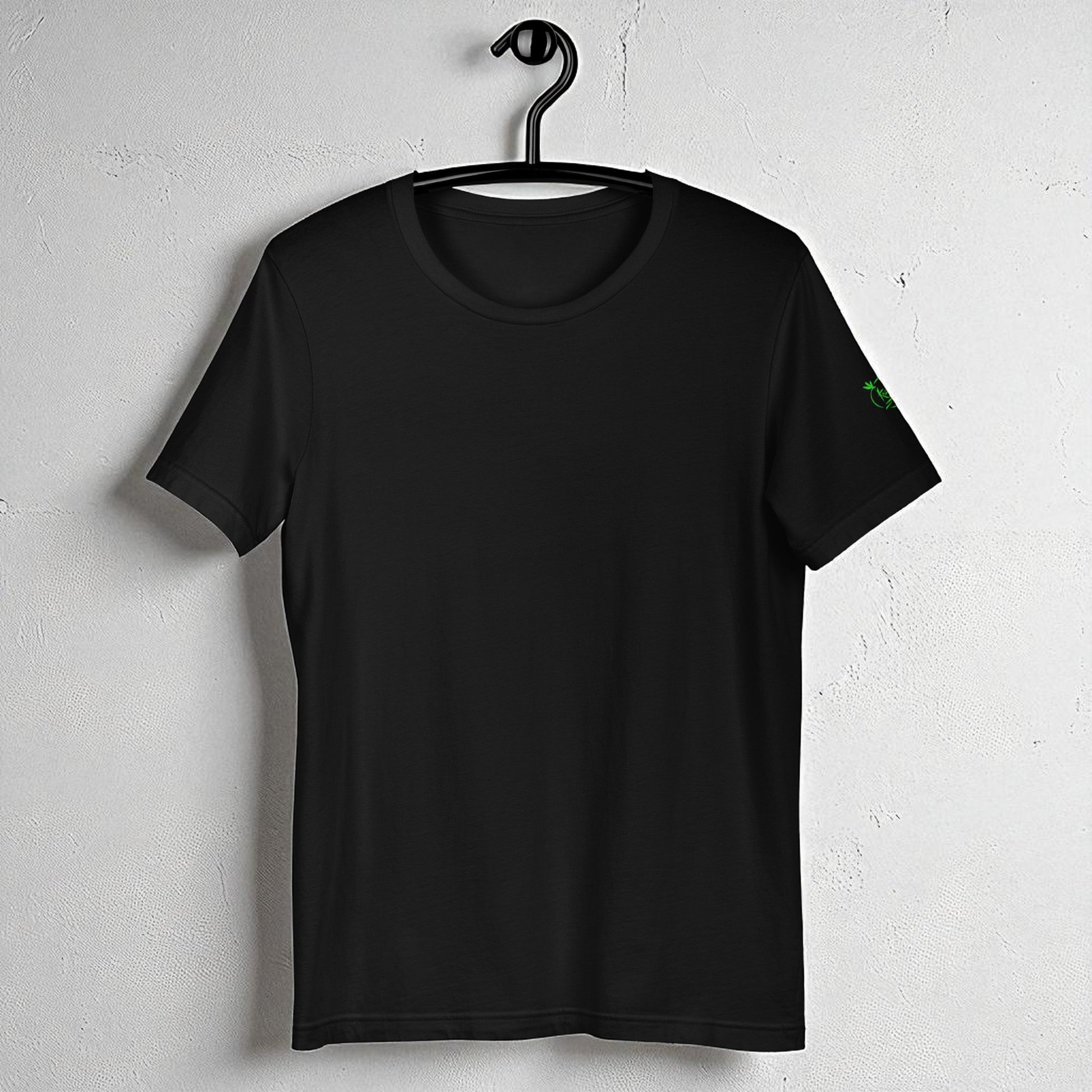 Camiseta negra básica colgada en percha, vista frontal sin estampado.Frase No me sigas en la espalda