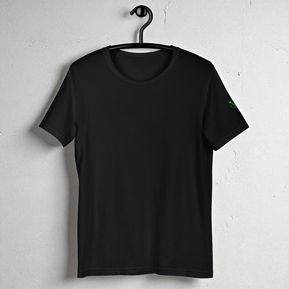 Camiseta negra básica colgada en percha, vista frontal sin estampado.Frase No me sigas en la espalda