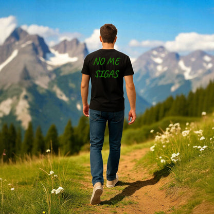 Persona de espaldas en camino, mostrando la frase “NO ME SIGAS” en la espalda.