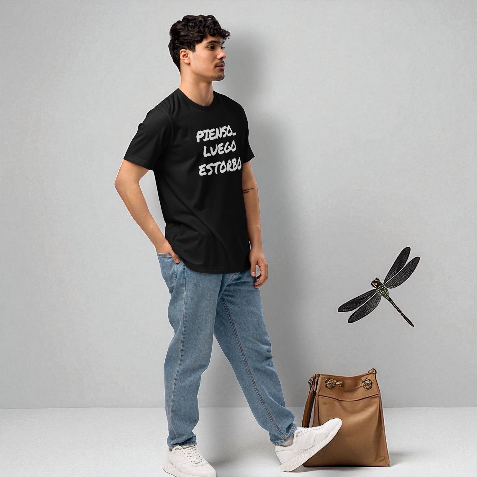 Modelo hombre con camiseta negra, vista lateral de la frase.