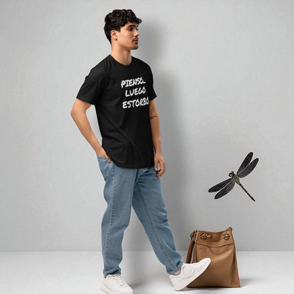 Modelo hombre con camiseta negra, vista lateral de la frase.