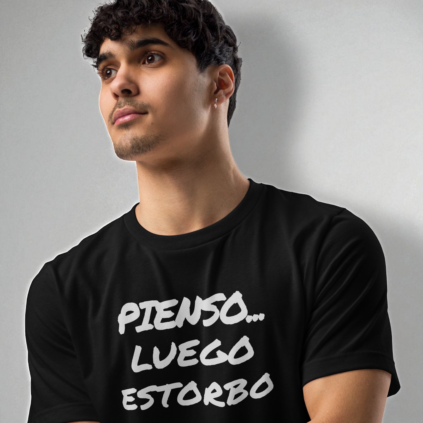 Modelo con camiseta negra “PIENSO… LUEGO ESTORBO”, plano cercano.