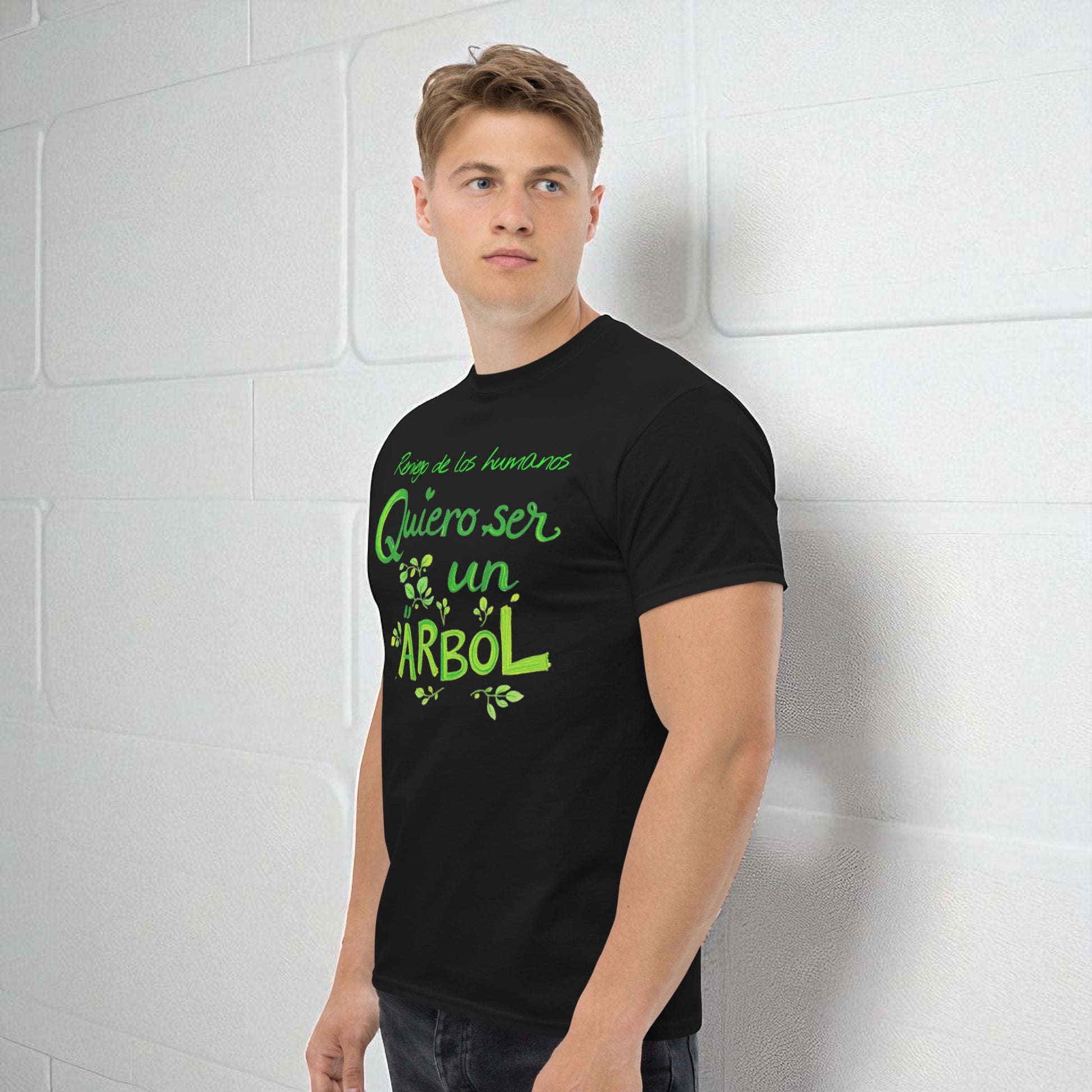 Modelo hombre en tres cuartos mostrando la camiseta con la frase.