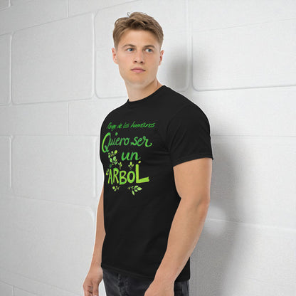 Modelo hombre en tres cuartos mostrando la camiseta con la frase.