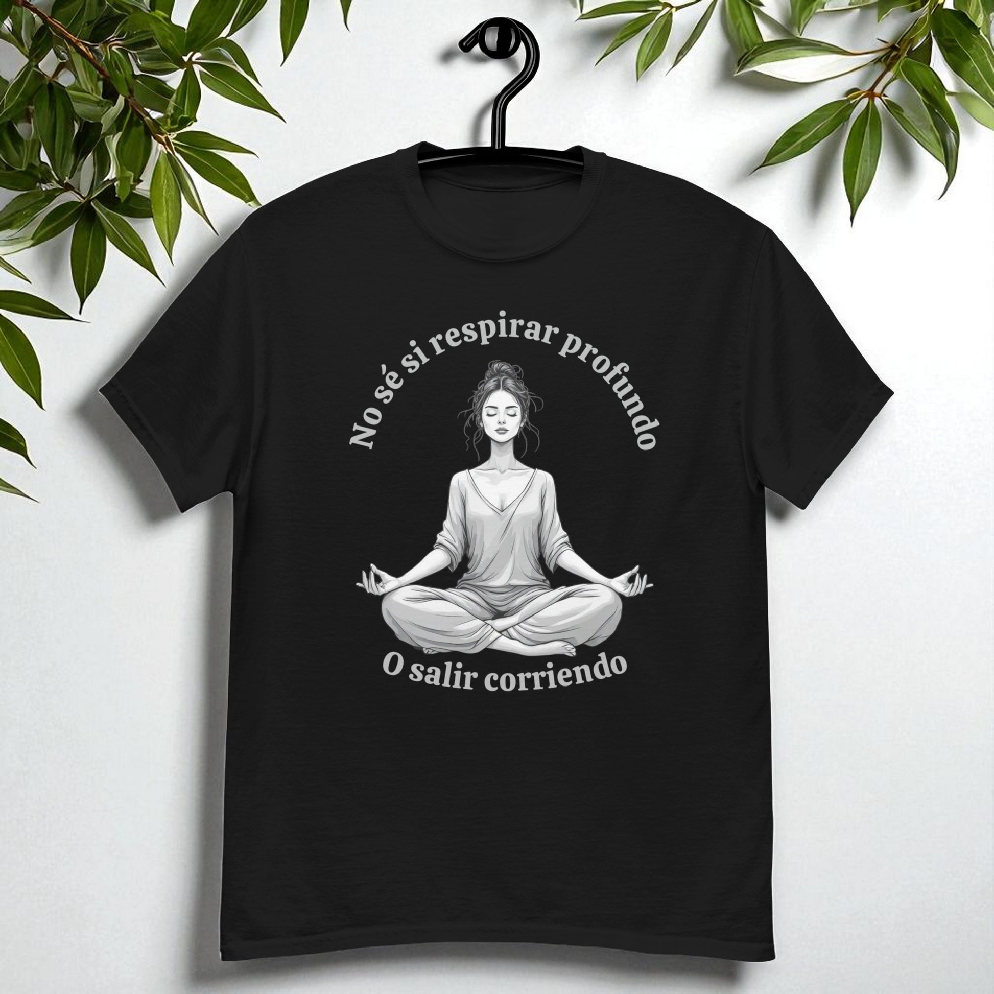 Camiseta negra en percha con la frase “No sé si respirar profundo… o salir corriendo”.