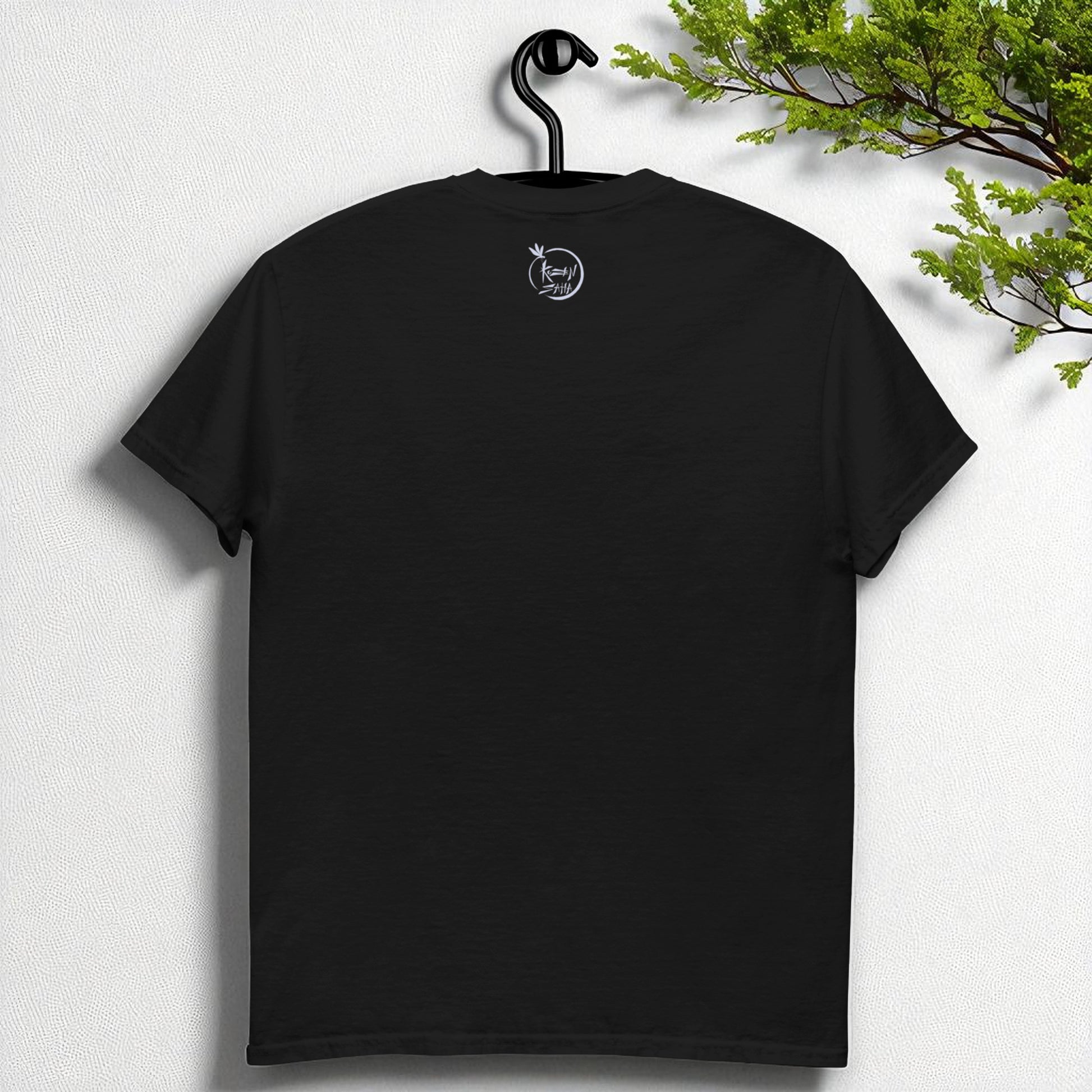 Camiseta negra vista de espalda colgada en percha, sin estampado.