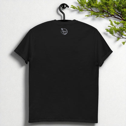 Camiseta negra vista de espalda colgada en percha, sin estampado.