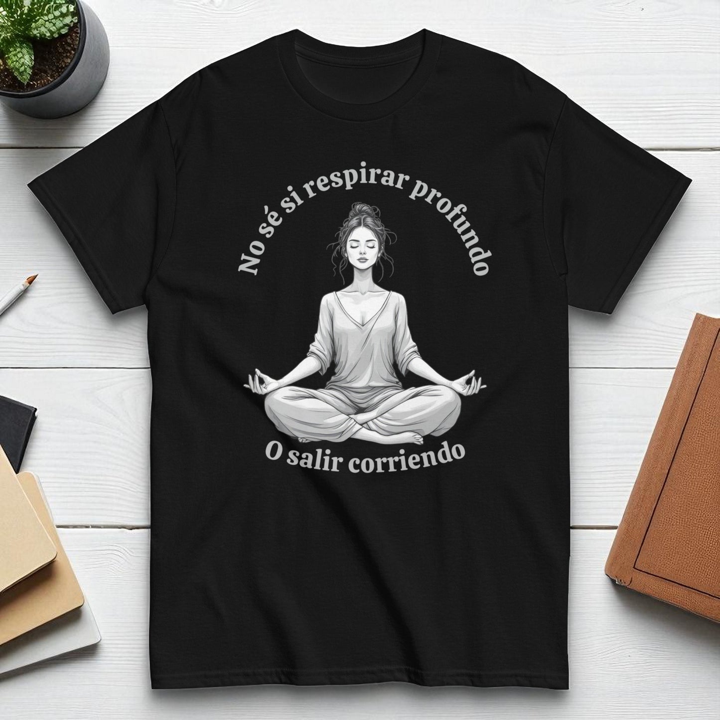 Camiseta negra en flatlay con la frase “No sé si respirar profundo… o salir corriendo”.