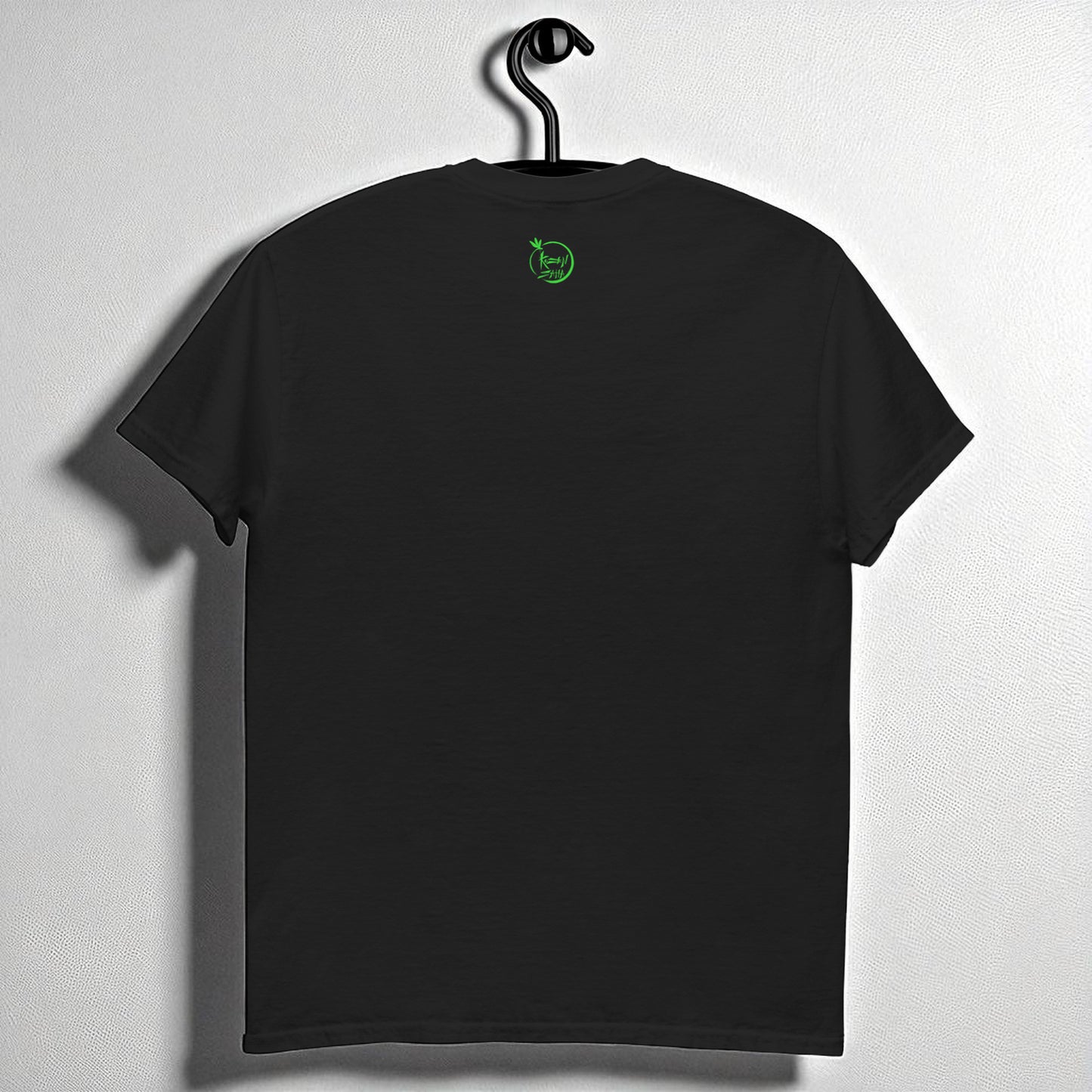 Camiseta negra colgada, vista de espalda con logo Kuzen Saha con libélula