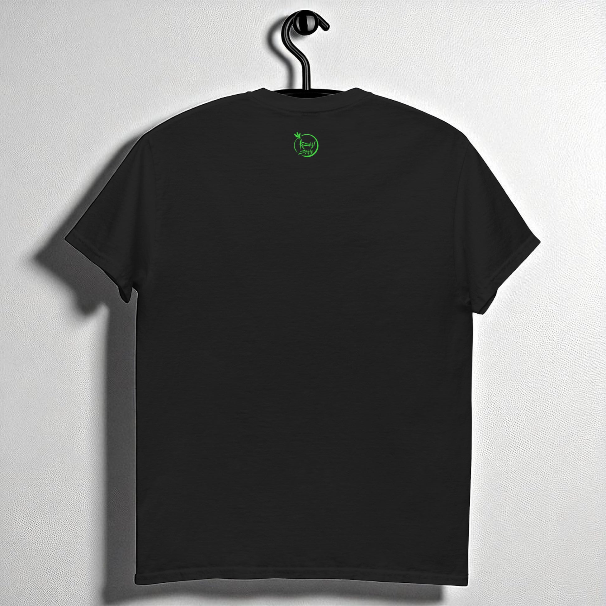 Camiseta negra colgada, vista de espalda con logo Kuzen Saha con libélula