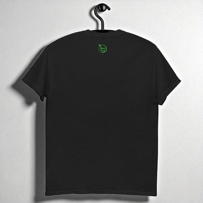 Camiseta negra colgada, vista de espalda con logo Kuzen Saha con libélula