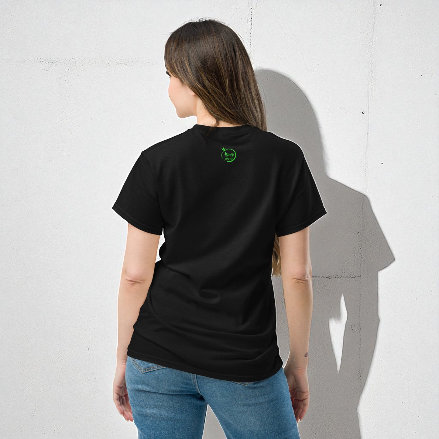 Camiseta negra vista de espalda en modelomujercon logo en espalda Kuzen Saha con libélula
