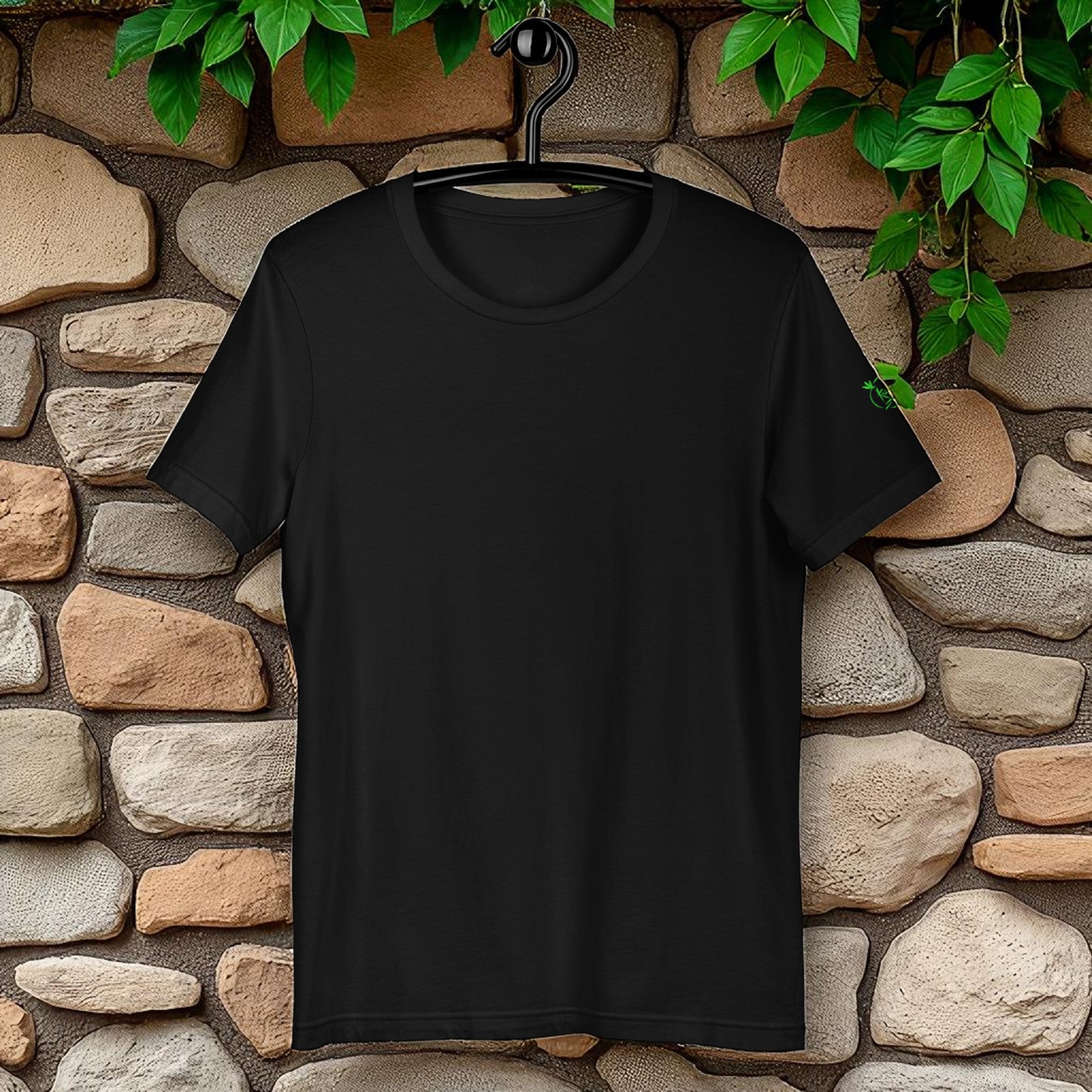 Camiseta con frase en la espalda Sss...estoy escuchando a los árboles colgada en percha frente sin diseño