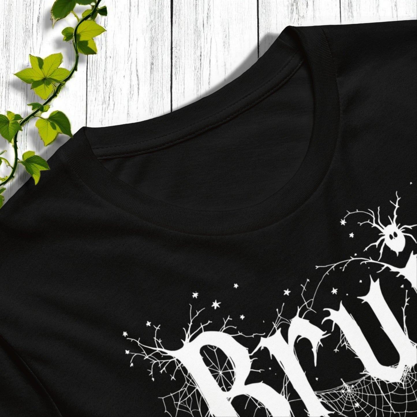 Detalle del pecho y cuello en camiseta negra Bruja