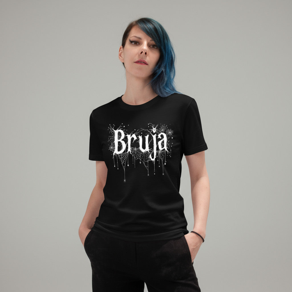 Modelo mujer con camiseta negra con la palabra Bruja en letras blancas con efecto de telarañas sobre fondo gris claro.