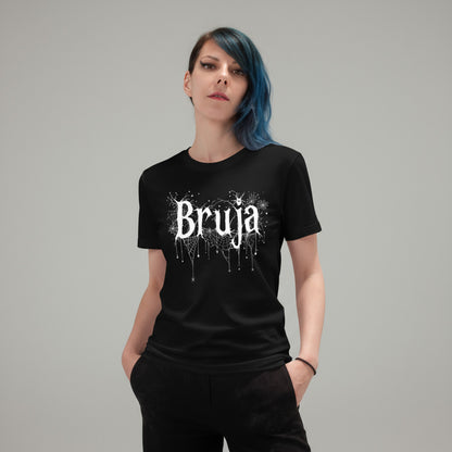 Modelo mujer con camiseta negra con la palabra Bruja en letras blancas con efecto de telarañas sobre fondo gris claro.