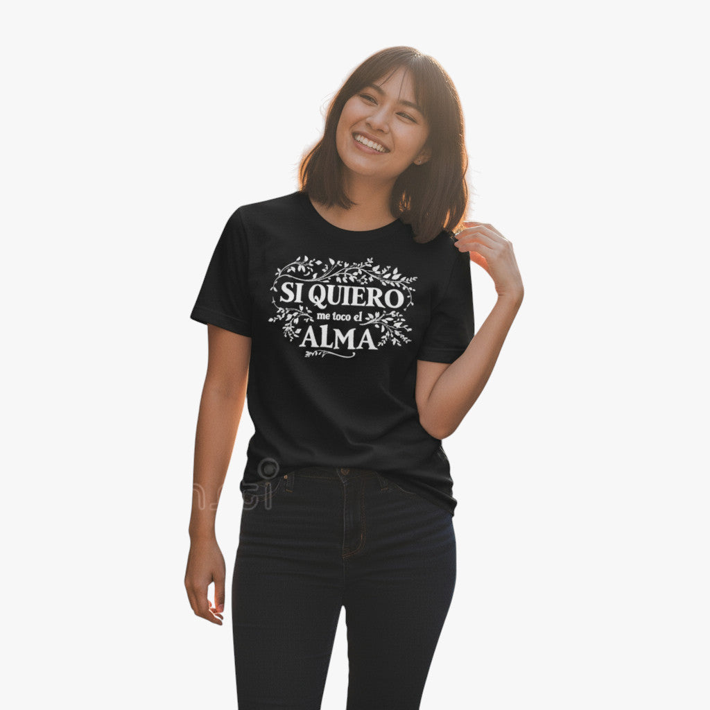 Camiseta negra  azul marino unisex Si quiero me toco el alma modelo mujer