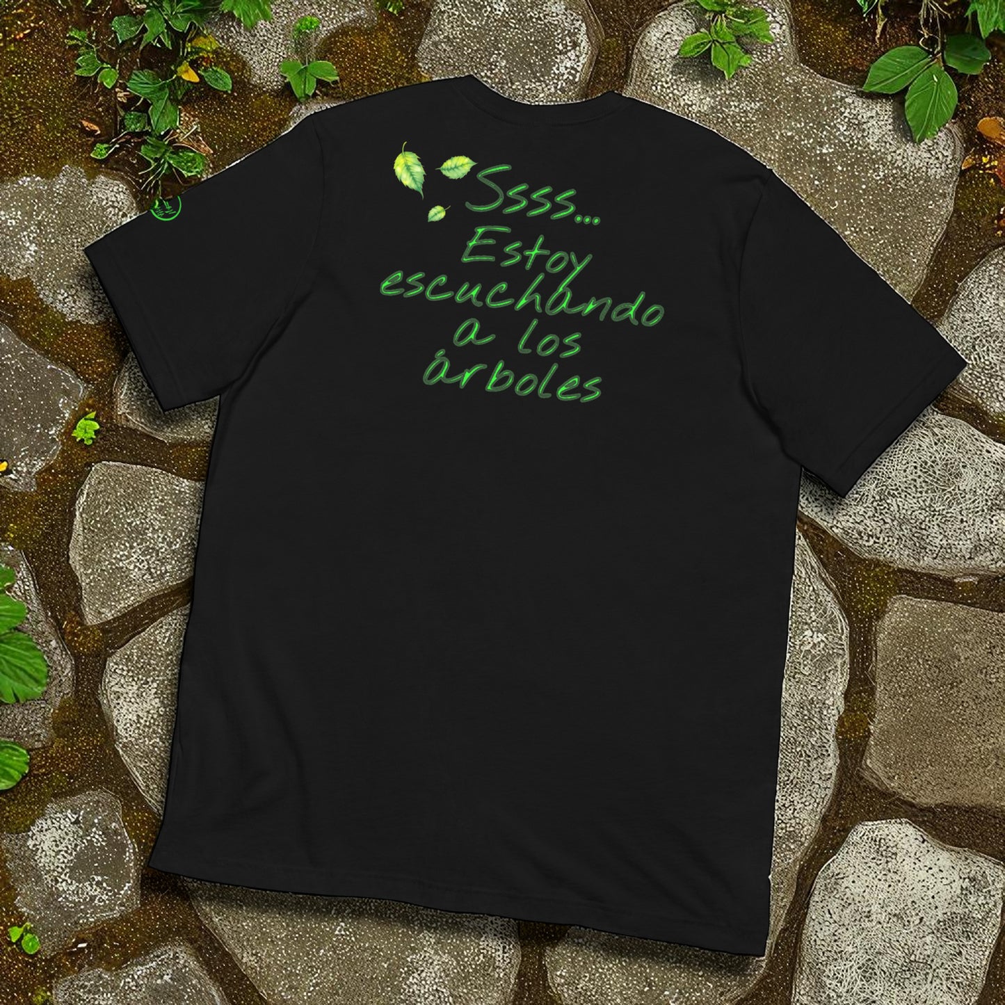 Camiseta negra unisex “Ssss… estoy escuchando a los árboles”,  fondo de piedra