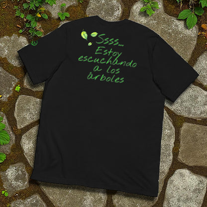 Camiseta negra unisex “Ssss… estoy escuchando a los árboles”,  fondo de piedra