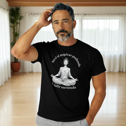 Modelo hombre con camiseta negra “No sé si respirar profundo… o salir corriendo”.