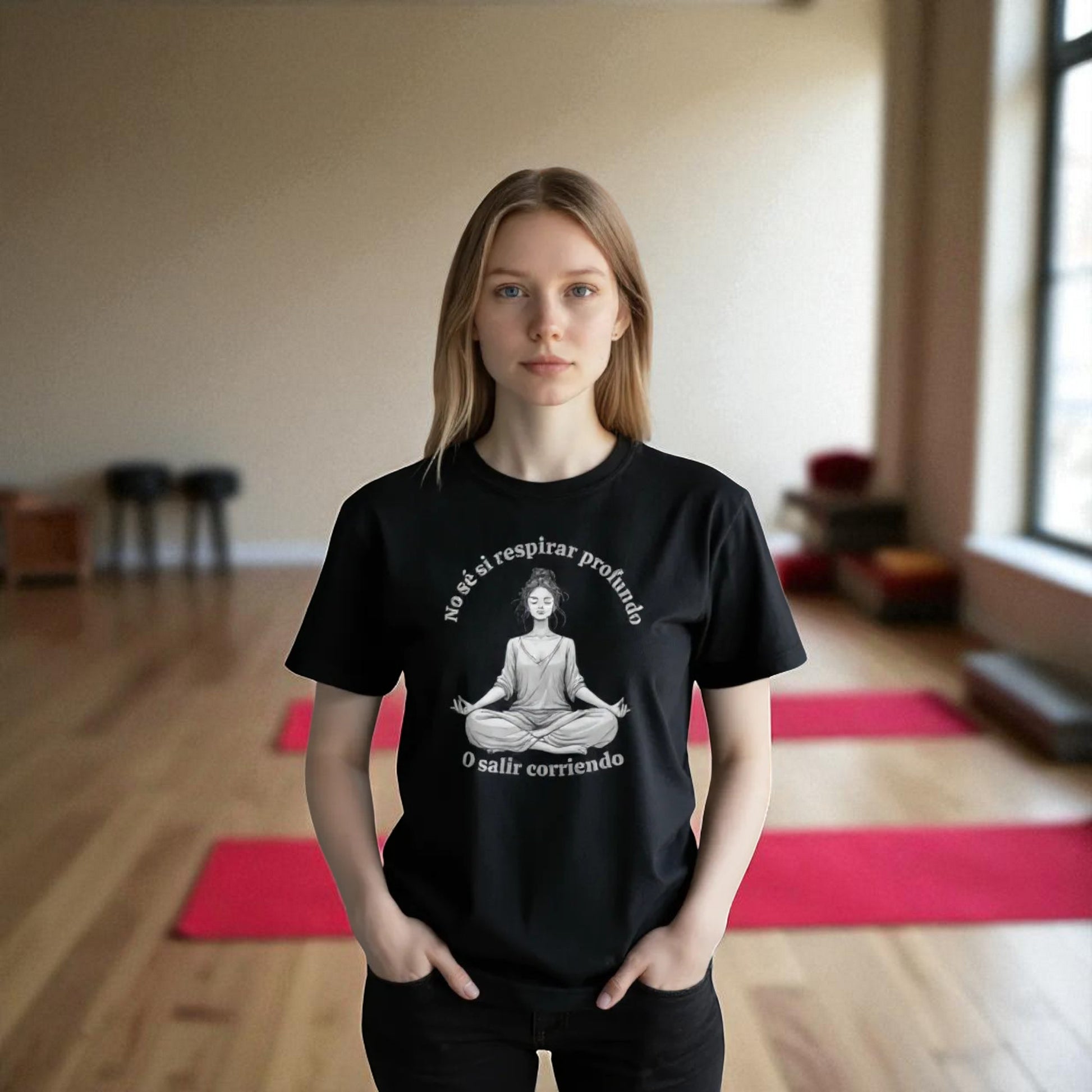 Modelo mujer con camiseta “No sé si respirar profundo… o salir corriendo”.