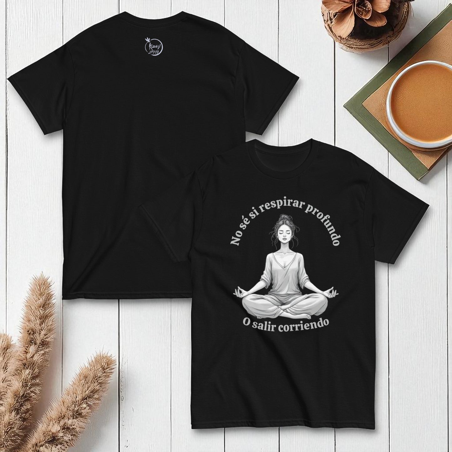 Camiseta negra en flatlay minimal con la frase “No sé si respirar profundo… o salir corriendo”.