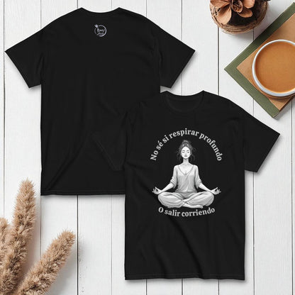 Camiseta negra en flatlay minimal con la frase “No sé si respirar profundo… o salir corriendo”.