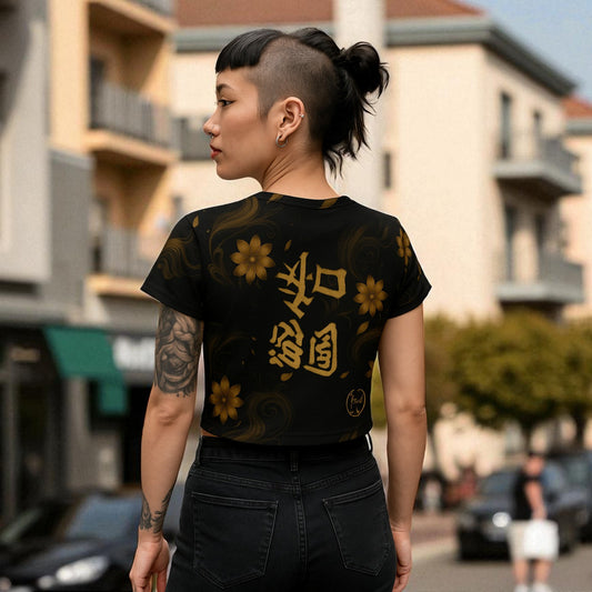Vista trasera de camiseta crop Golden Koi con kanji japonés dorado sobre fondo negro