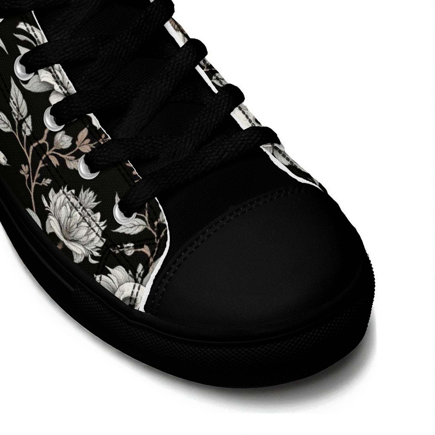 Detalle frontal de las zapatillas altas negras con calaveras y flores