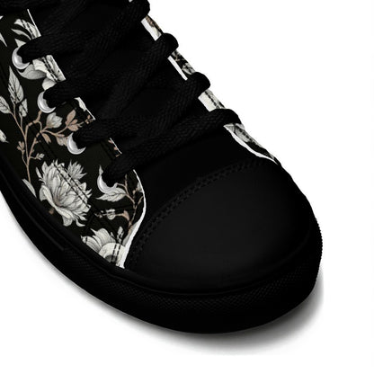 Detalle frontal de las zapatillas altas negras con calaveras y flores