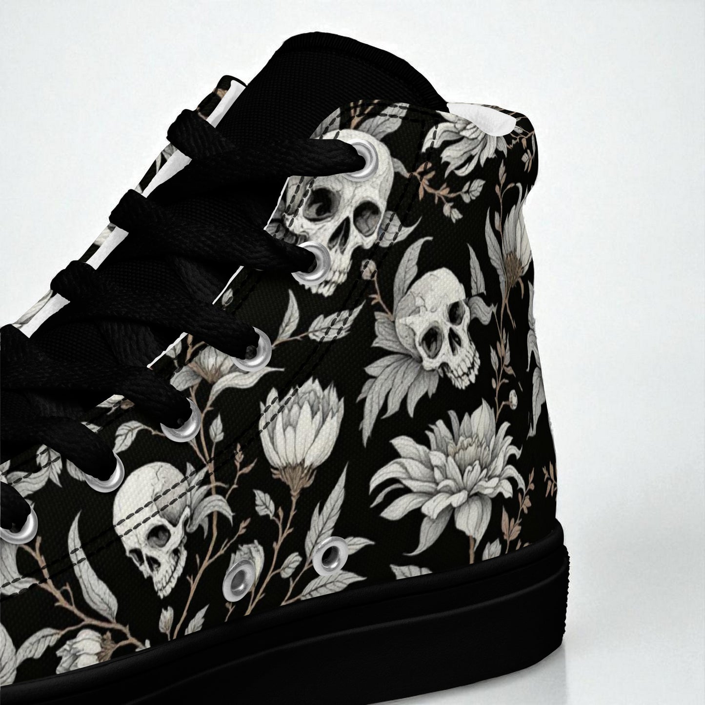 Detalle lateral de las zapatillas altas negras con calaveras y flores
