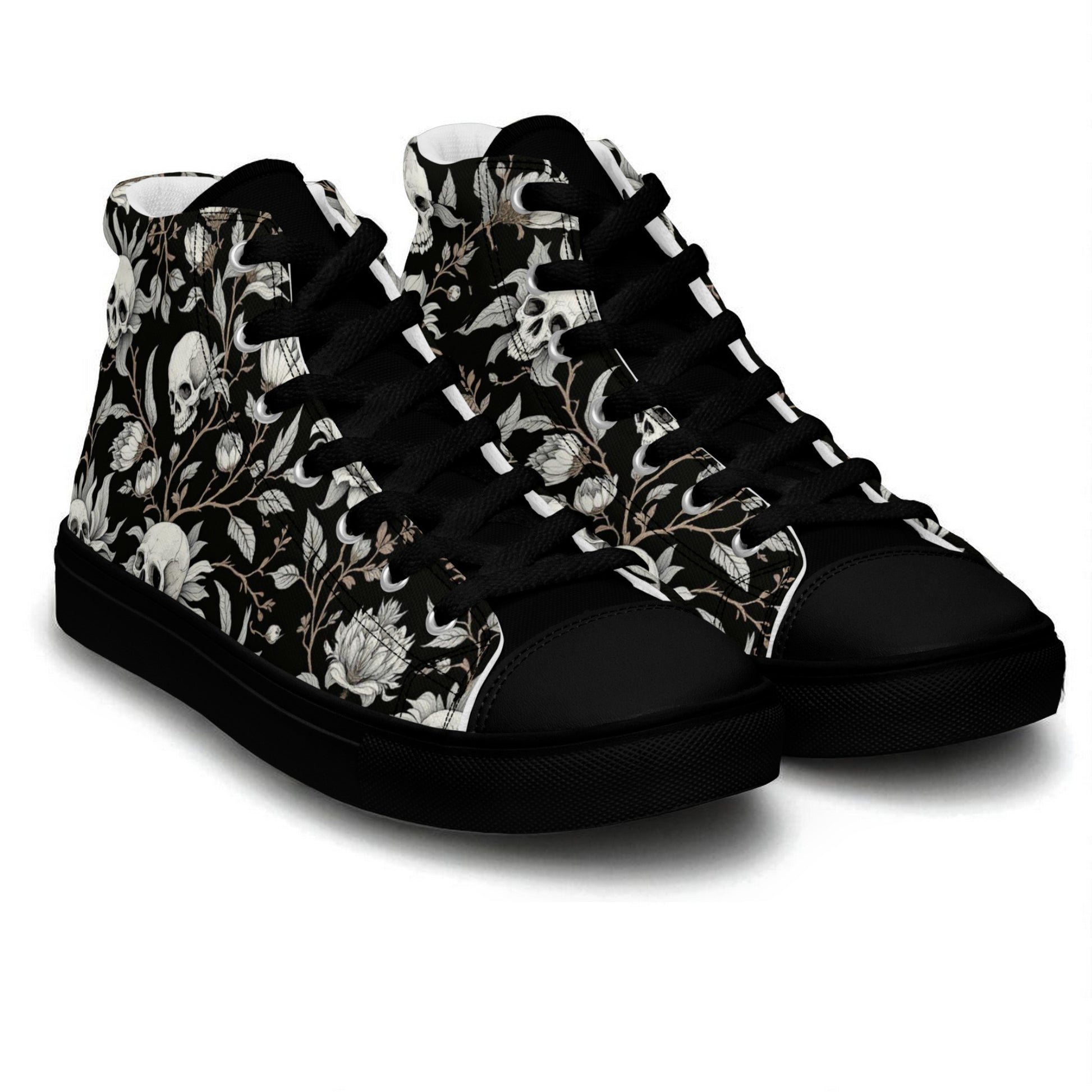 Zapatillas altas negras con calaveras y flores vista frontal en pareja