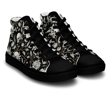 Zapatillas altas negras con calaveras y flores vista frontal en pareja