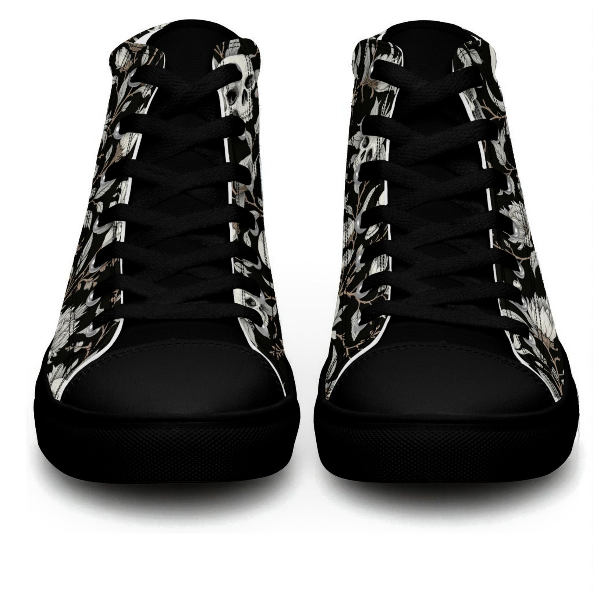 Zapatillas altas negras con calaveras y flores de pie vistas de frente