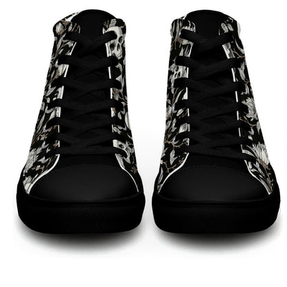 Zapatillas altas negras con calaveras y flores de pie vistas de frente