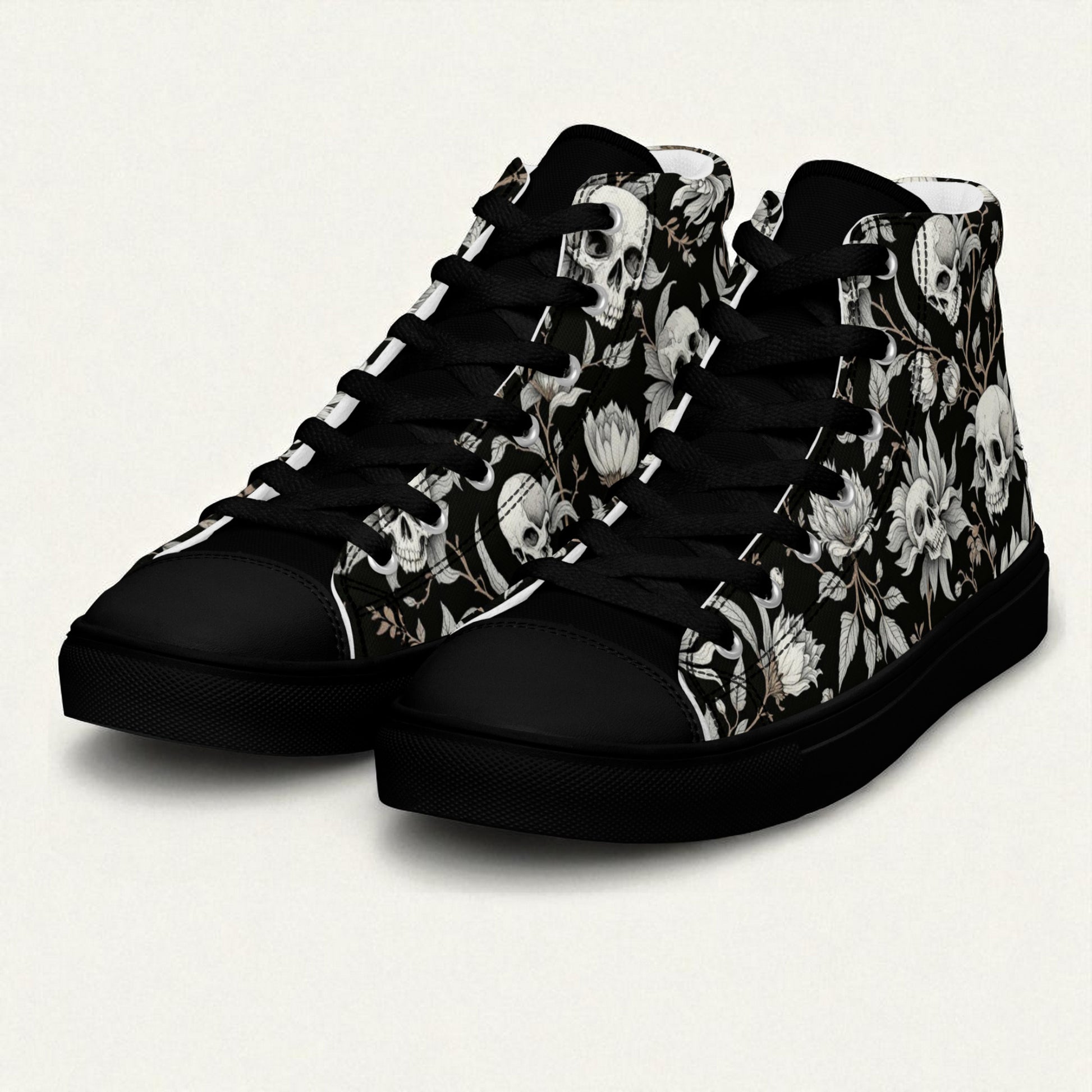 Zapatilla alta negra con calaveras y flores vista frontal izquierda