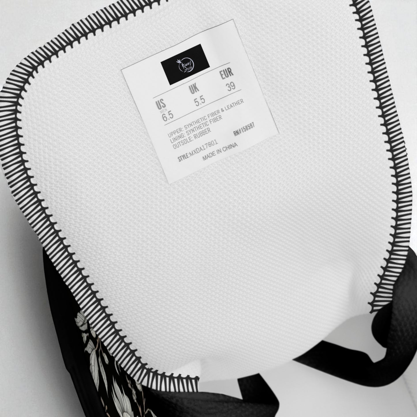 Interior de la zapatilla con plantilla y etiqueta de talla