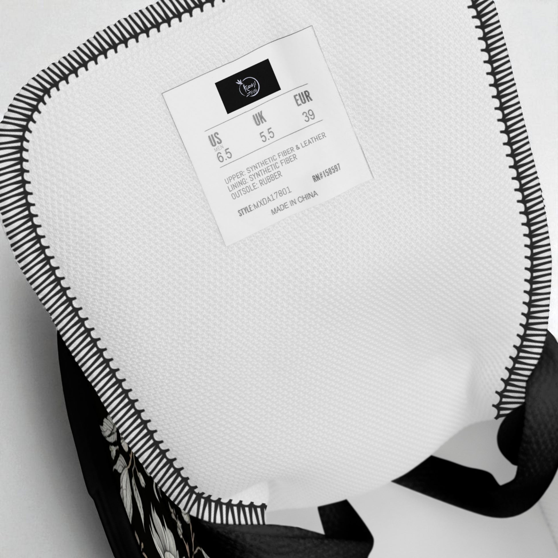 Interior de la zapatilla con plantilla y etiqueta de talla