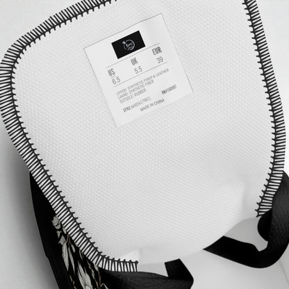 Interior de la zapatilla con plantilla y etiqueta de talla