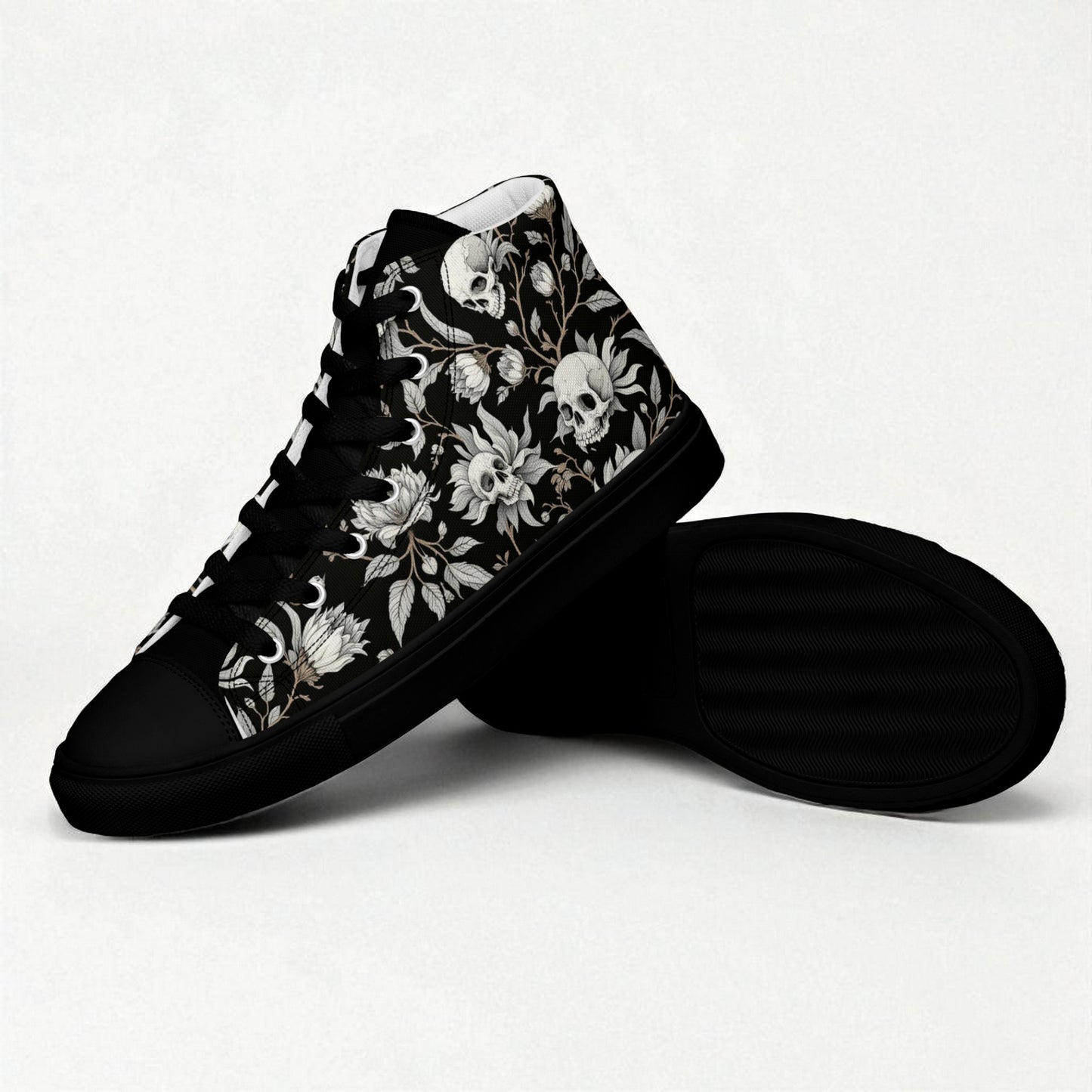 Zapatillas altas negras con calaveras y flores vista lateral sobre superficie