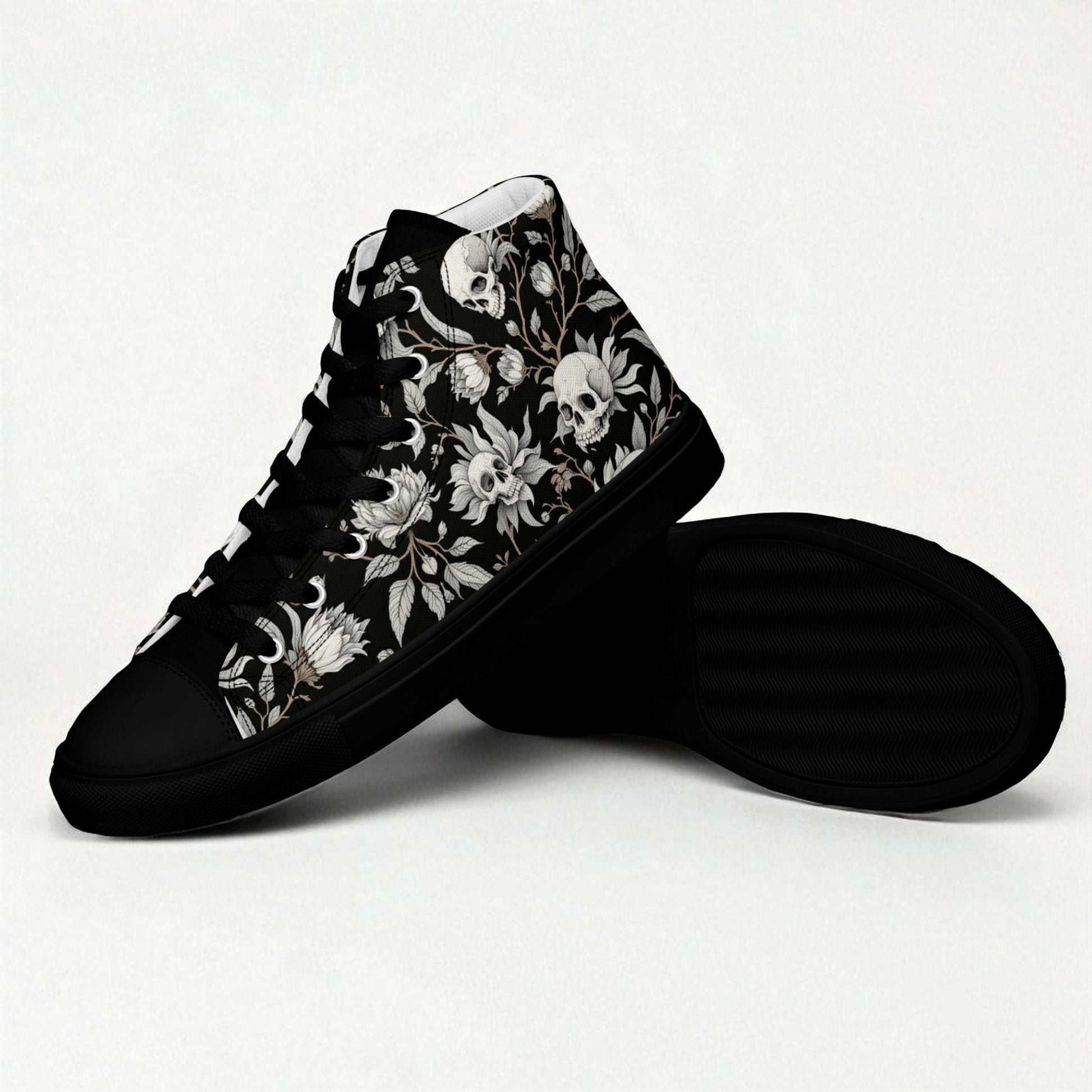 Zapatillas altas negras con calaveras y flores vista lateral sobre superficie