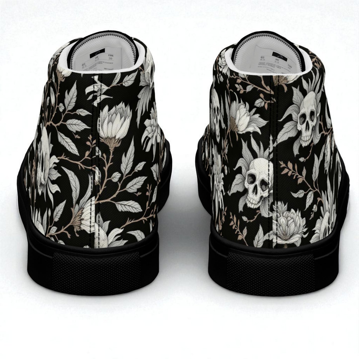 Zapatillas altas negras con calaveras y flores vista trasera en pareja