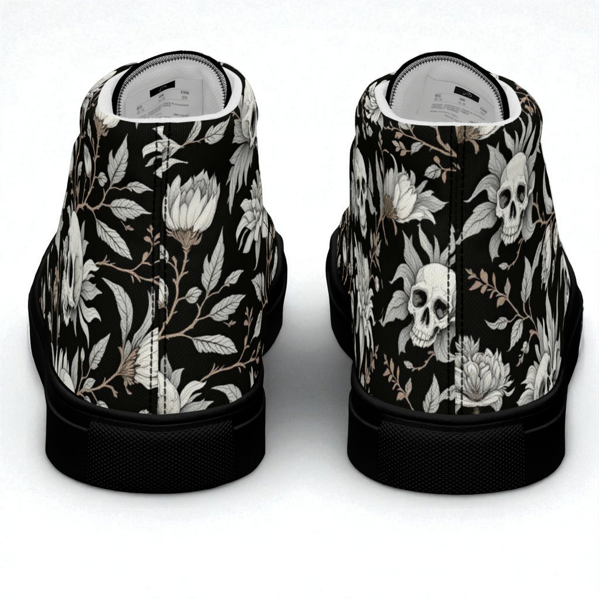 Zapatillas altas negras con calaveras y flores vista trasera en pareja