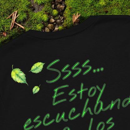 Detalle del estampado con hojas verdes y la frase “Ssss… estoy escuchando a los árboles”.