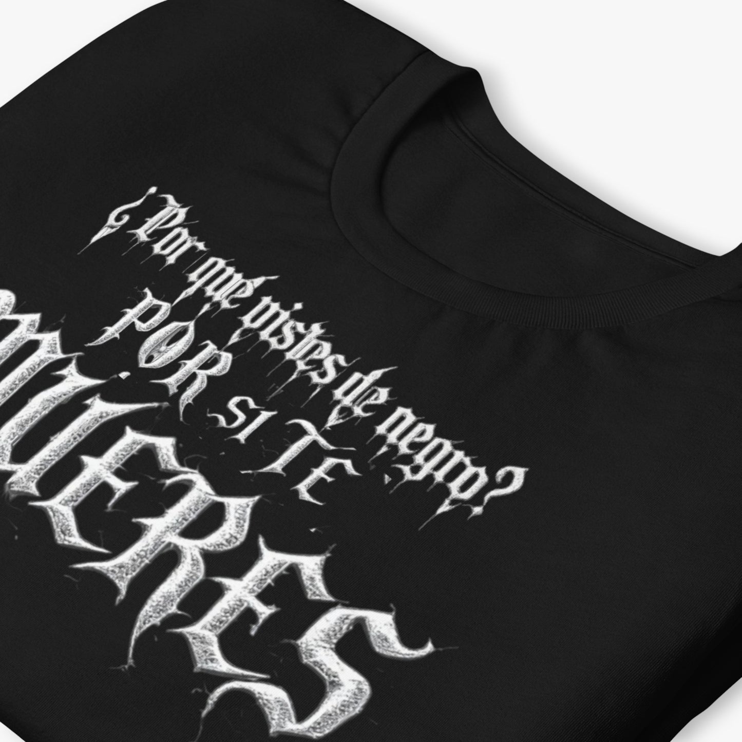 Camiseta negra unisex “¿Por qué estás de negro? Por si te mueres” detalle tipografía en diagonal
