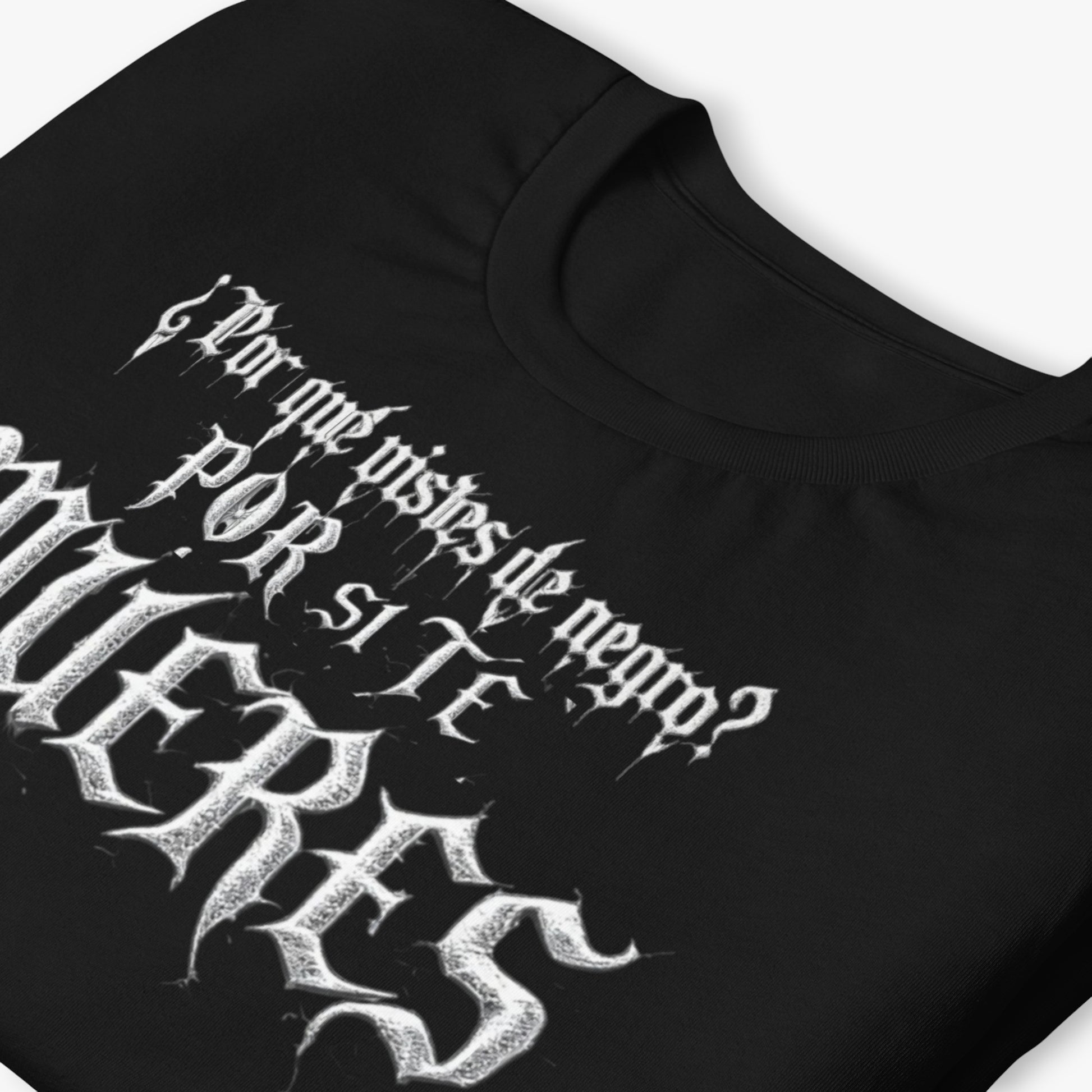 Camiseta negra unisex “¿Por qué estás de negro? Por si te mueres” detalle tipografía en diagonal