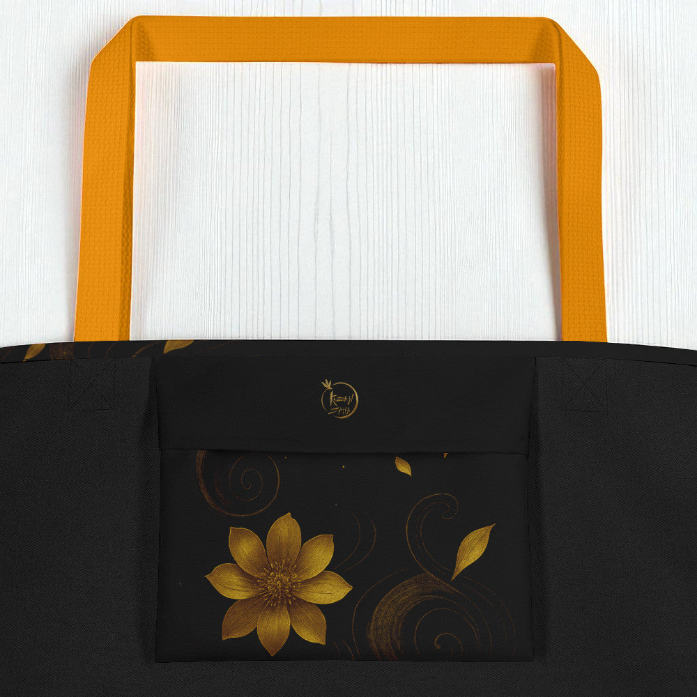 Detalle del bolsillo interior del Bolso Golden Koi, diseño de flor dorada. Asas amarillas.