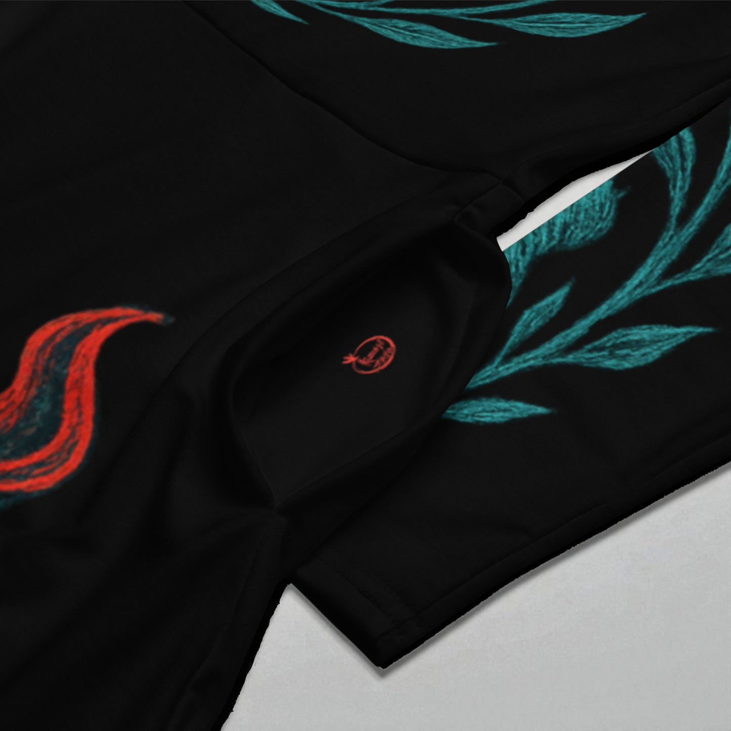 detalle de manga vestido midi polilla calavera y hojas carnívoras